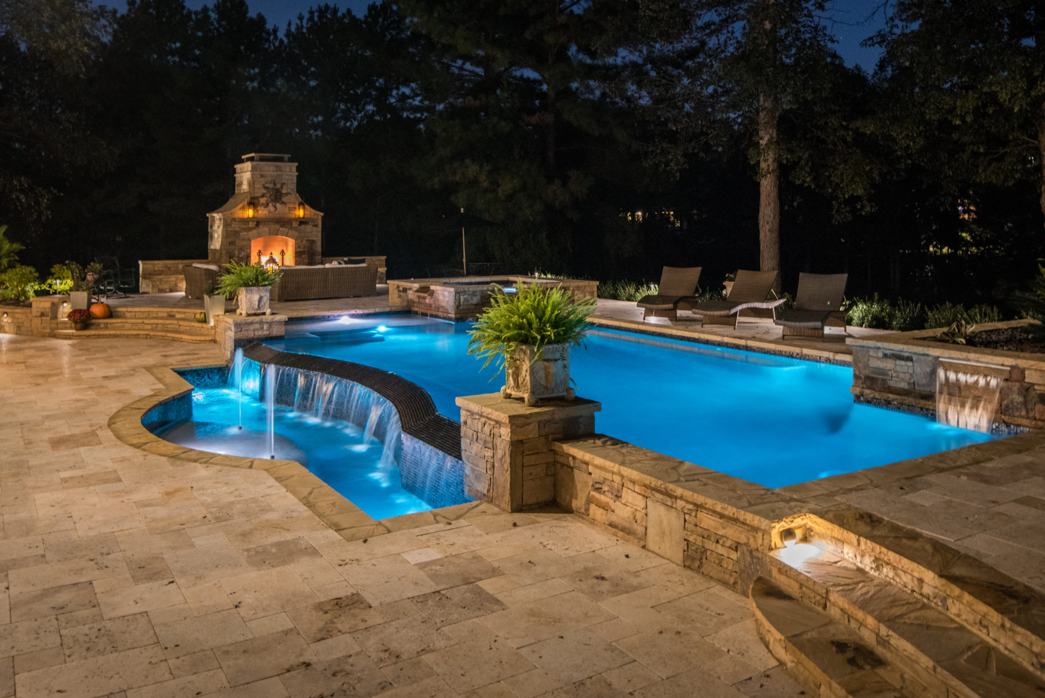 Modern vanishing edge pool with sleek design